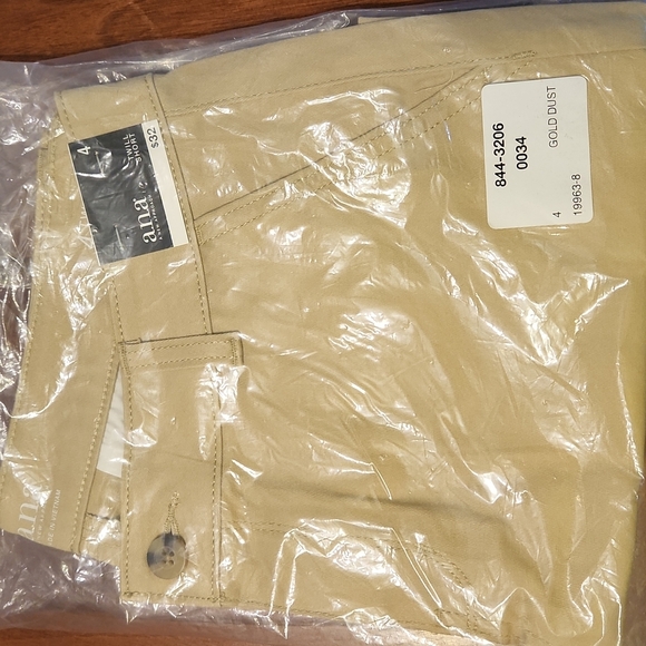 a.n.a Pants - a.n.a Twill Shorts- Size 4